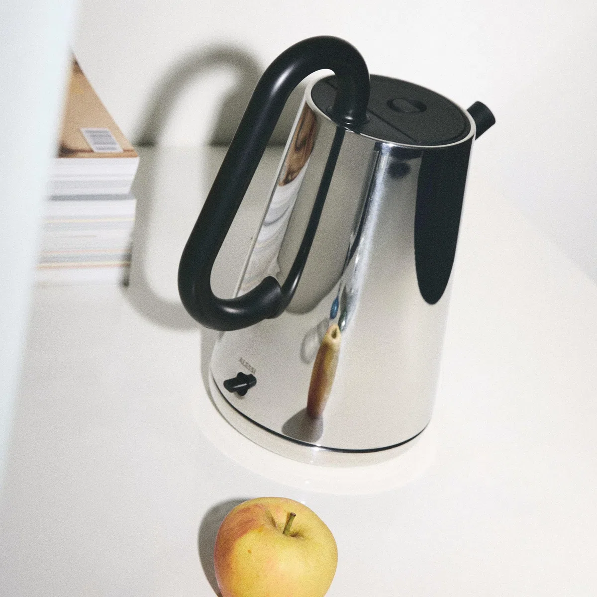 Alessi Toru NE01 B designerski czajnik elektryczny, stal nierdzewna 18/10 i żywica termoplastyczna, gniazdo europejskie, 2400 W, 170 cl, czarny