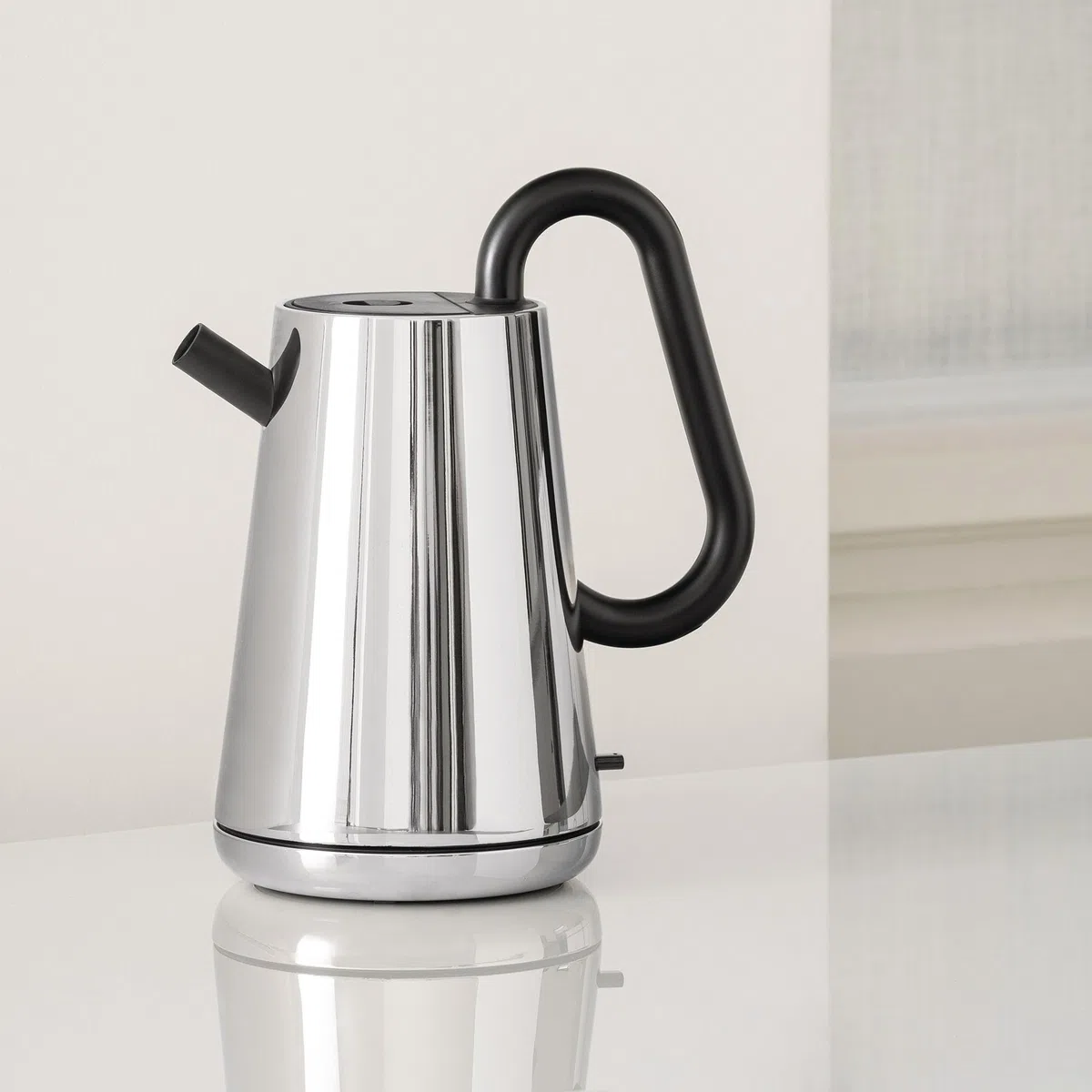 Alessi Toru NE01 B designerski czajnik elektryczny, stal nierdzewna 18/10 i żywica termoplastyczna, gniazdo europejskie, 2400 W, 170 cl, czarny